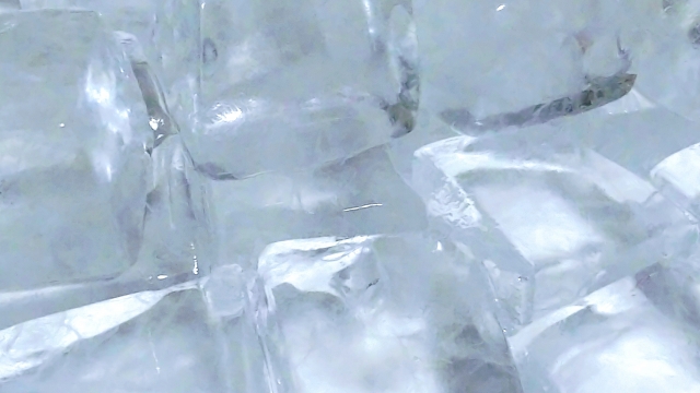 水が凍ると体積が増えて細胞が壊れます。